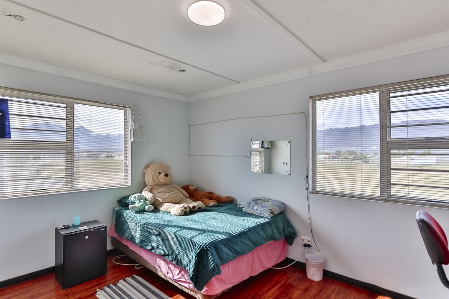 5 Bedroom Property for Sale in Gustrouw Western Cape